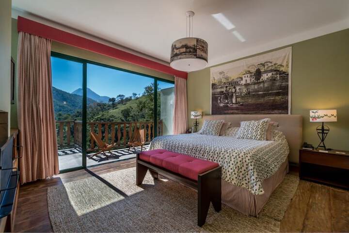 Room 4 of 104