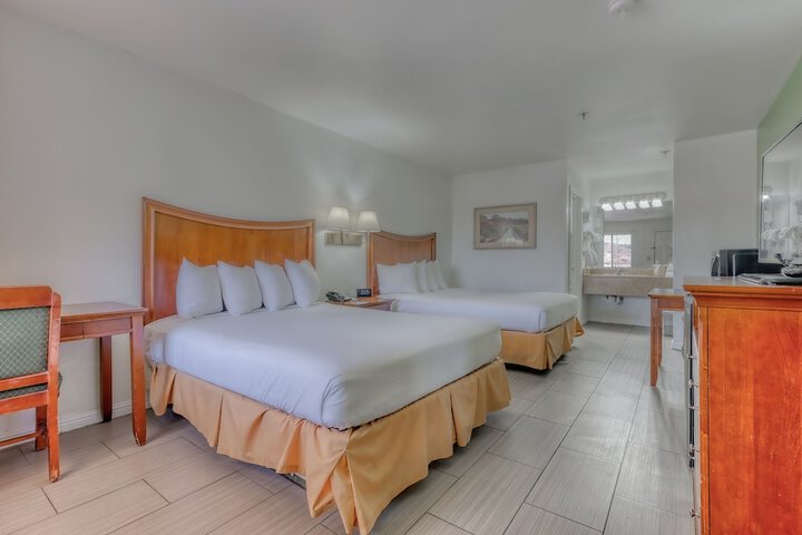 2 Queen Beds (13 of 14)