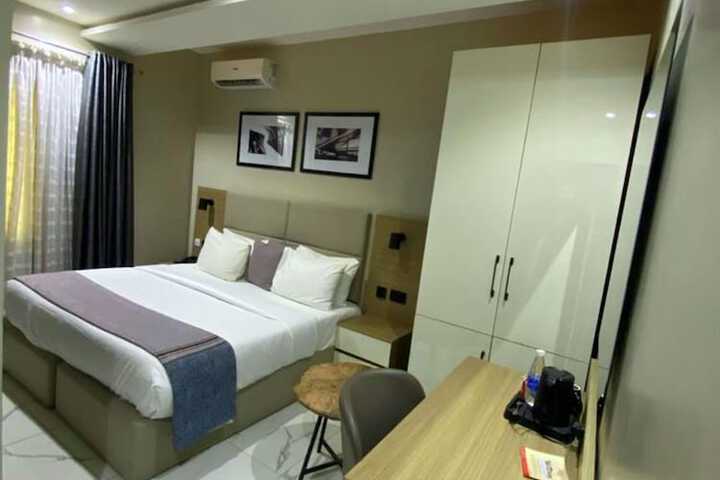 Room 8 of 37