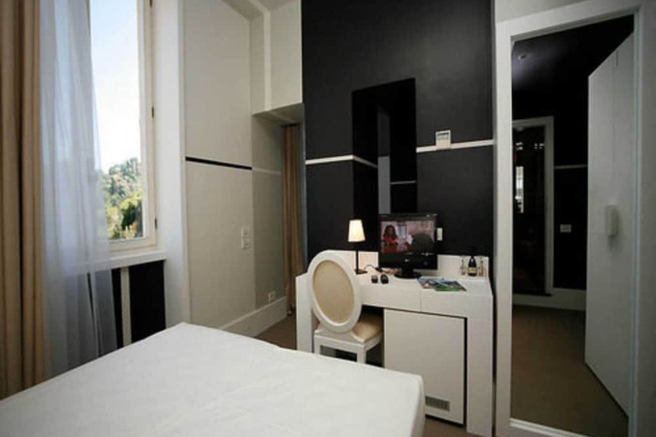 Room 12 of 33
