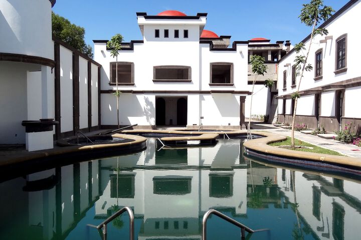 Hotel Pool