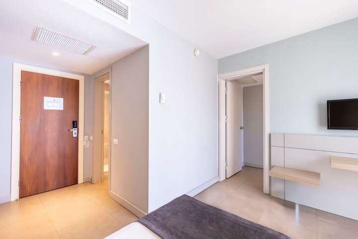 Room 12 of 80