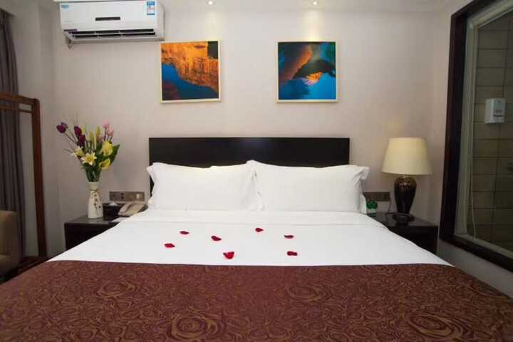 Room 5 of 10