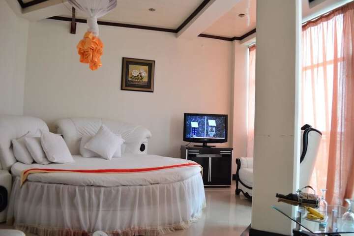 Room 4 of 12
