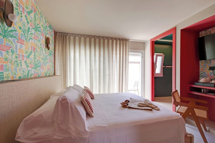 Room 32 of 80