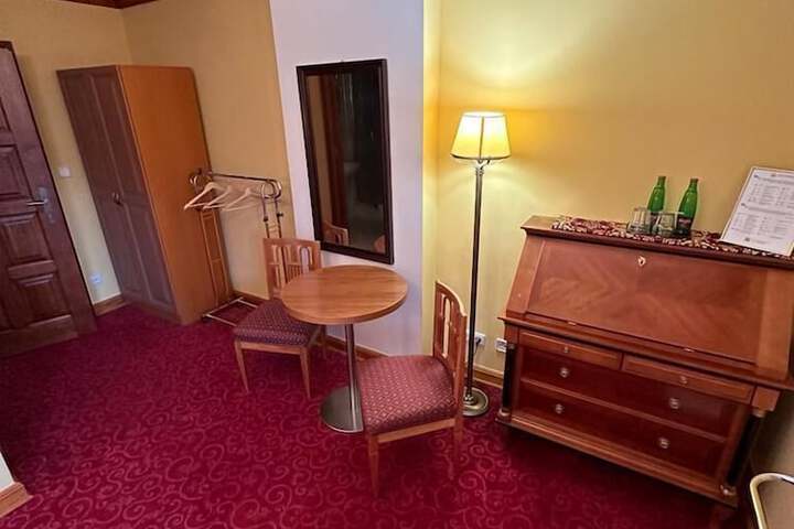 Room 28 of 106