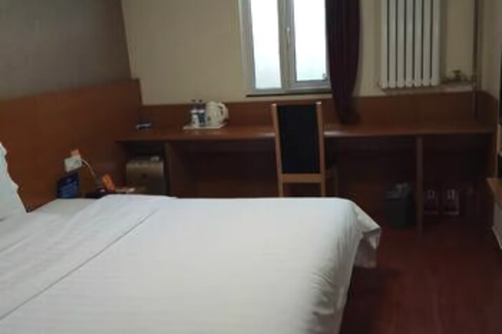 Room 4 of 8