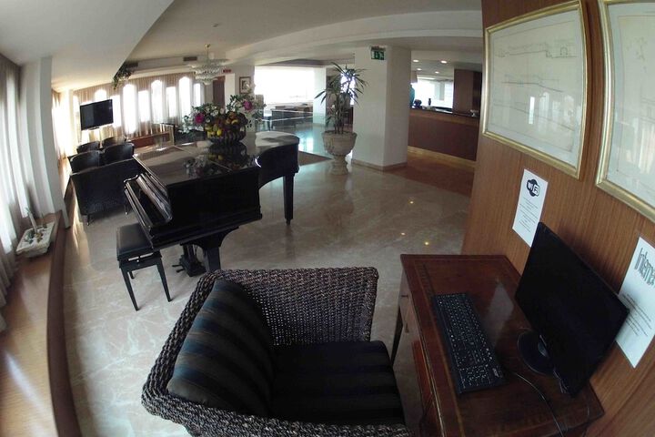 Lounge 20 of 31