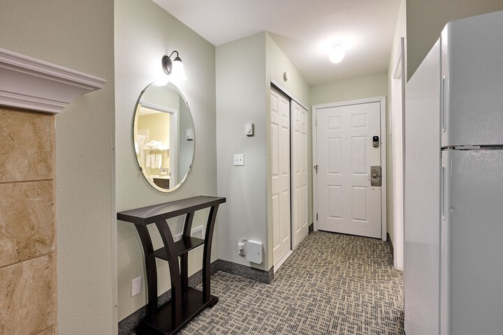 Room 19 of 198