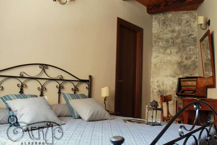Room 8 of 25