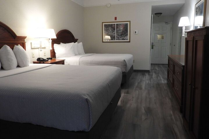 2 Queen Beds (8 of 9)