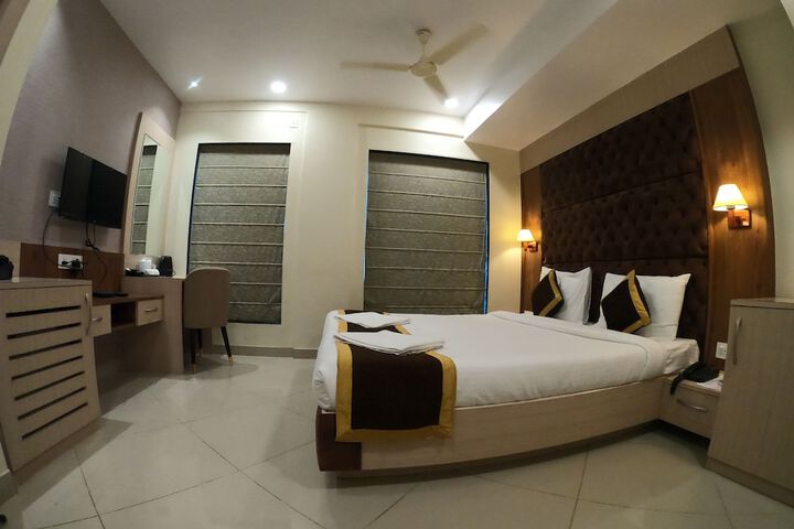 Room 13 of 32