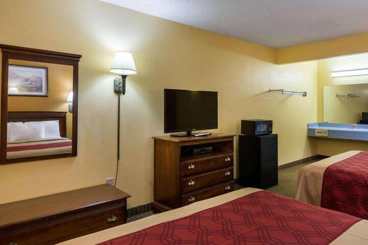 2 Queen Beds (5 of 8)