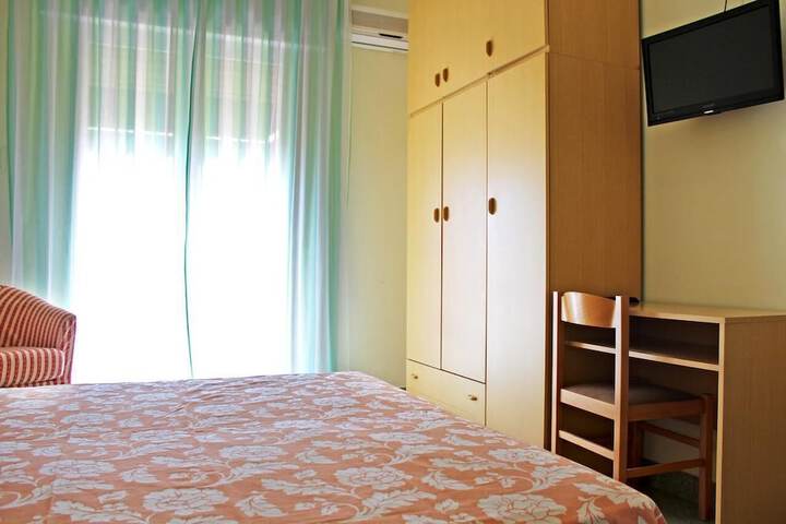 Room 3 of 27