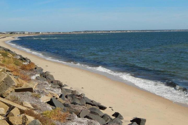 Exterior of P-Town 2br Beach Beauty on the Bay. Water View!