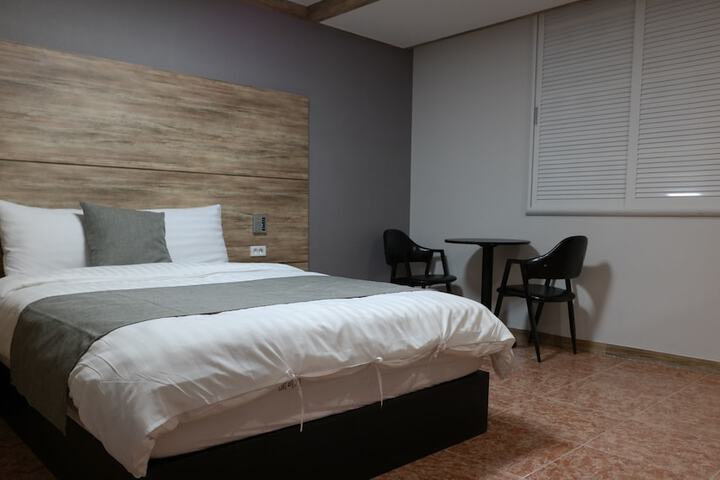 Room 6 of 42