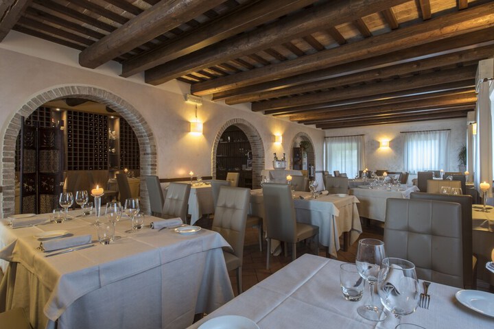 Dining 83 of 95