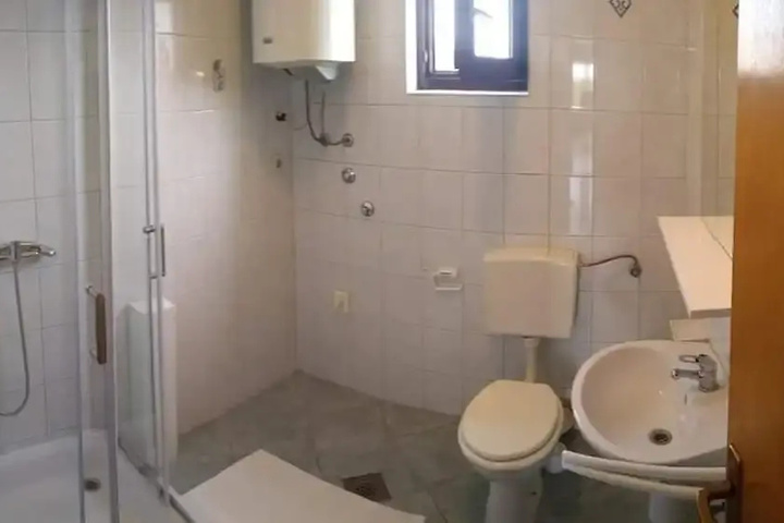 Room 5 of 14