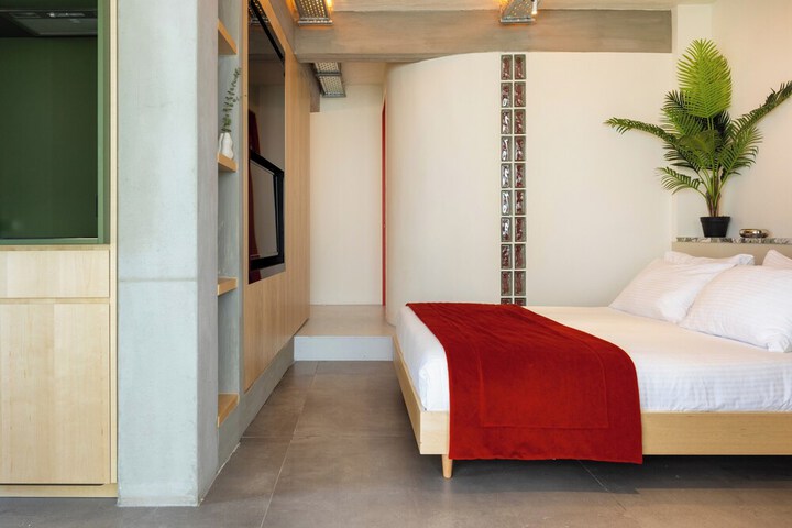 Room 27 of 59
