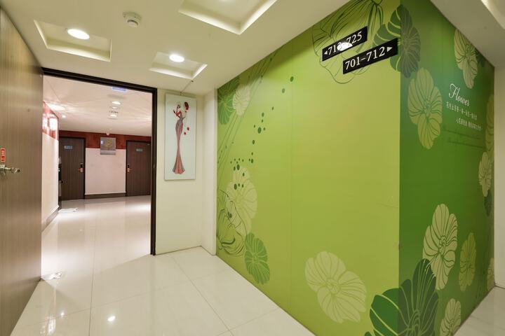 Ballroom/Hall 55 of 61