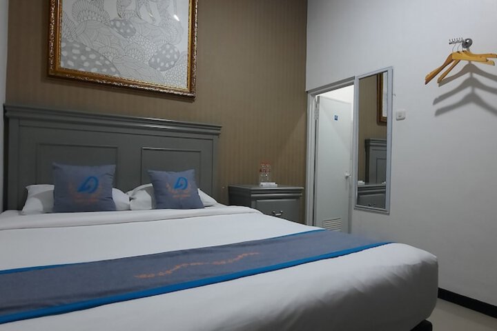 Room 7 of 12