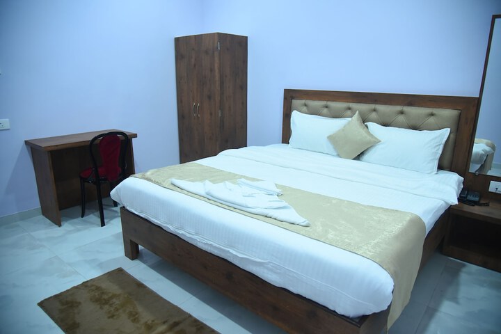Room 6 of 33