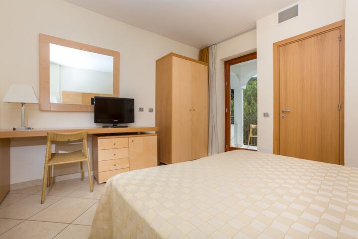 Room 10 of 75