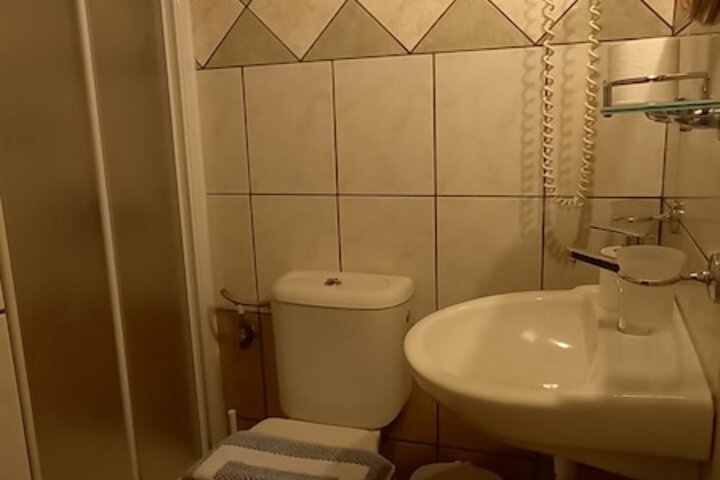 Room 27 of 46
