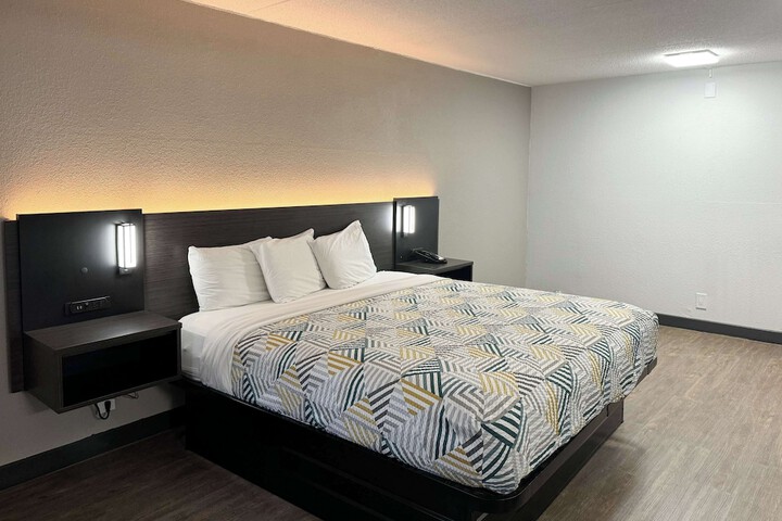 1 King Bed Micfridge (6 of 7)