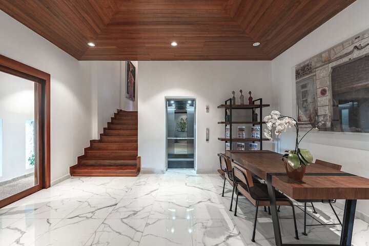 Entrance & Lobby