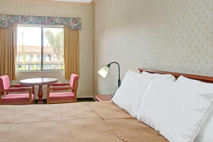 1 Queen Bed (8 of 8)