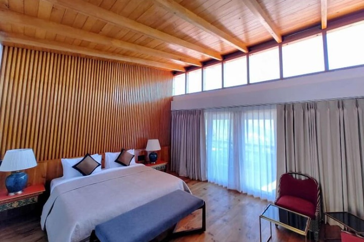 Room 6 of 17