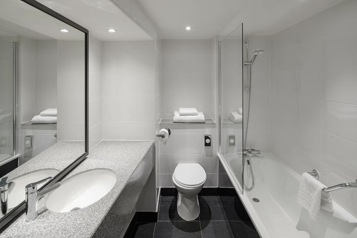 Room 32 of 103
