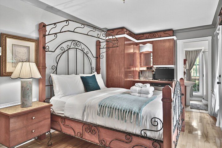 Room 216 of 380