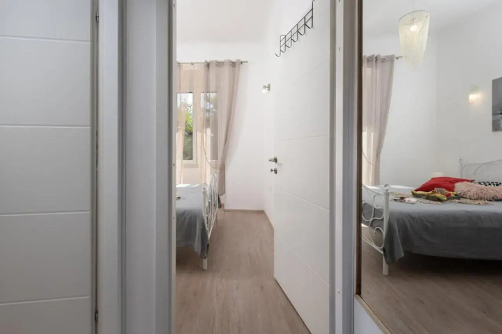 Room 6 of 11