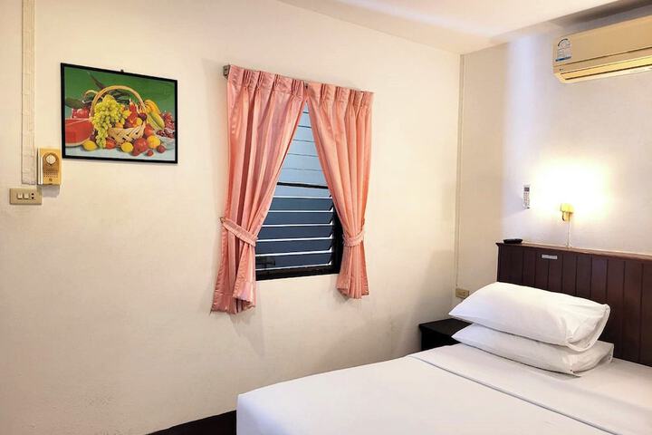 Room 17 of 196