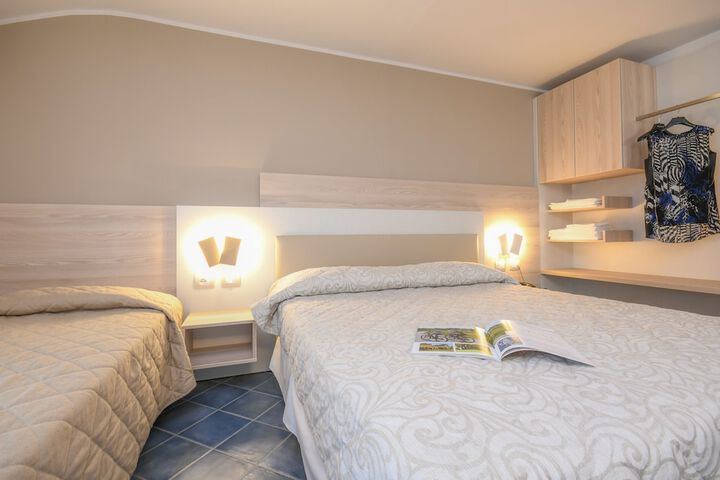 Room 33 of 107