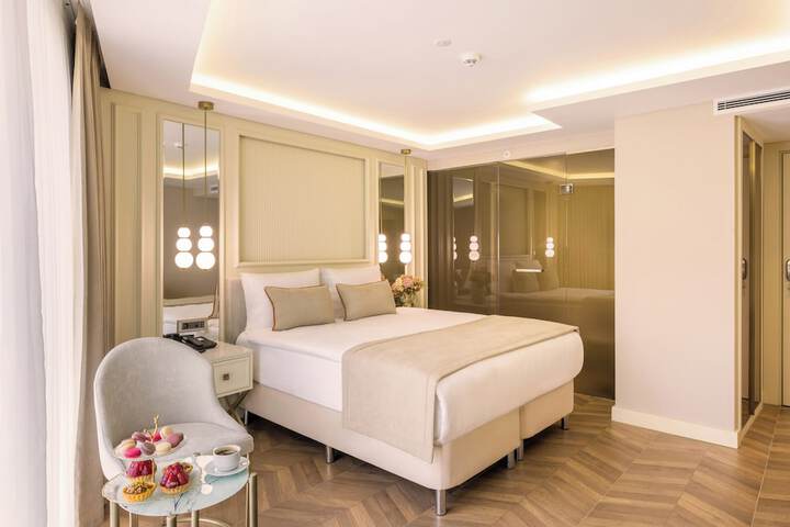 Room 5 of 16