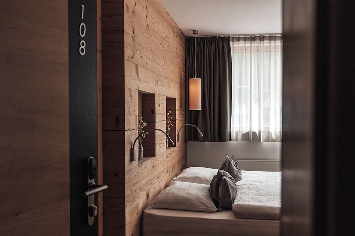 Room 35 of 147