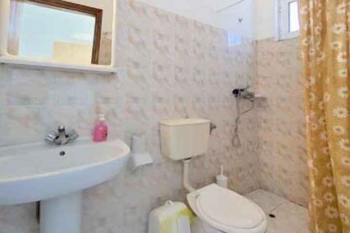 Room 14 of 28