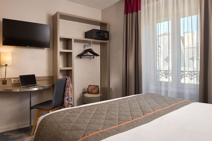 Room 27 of 40
