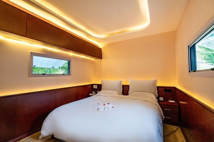 Room 2 of 8