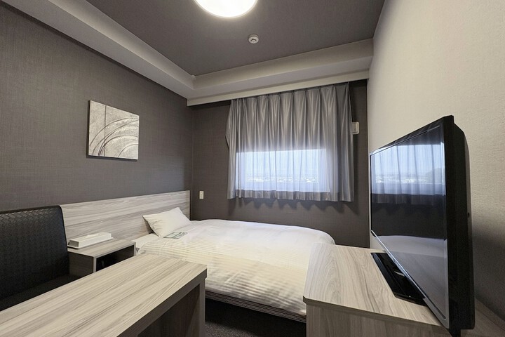 Room 8 of 32