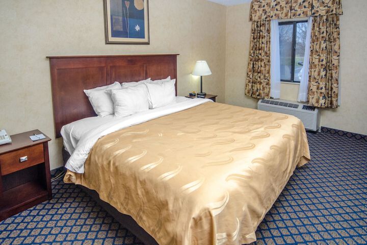 1 King Bed (10 of 18)