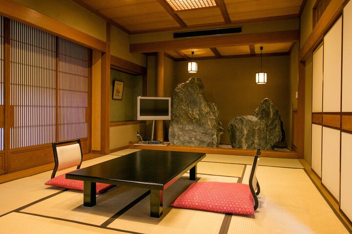 Room 4 of 84