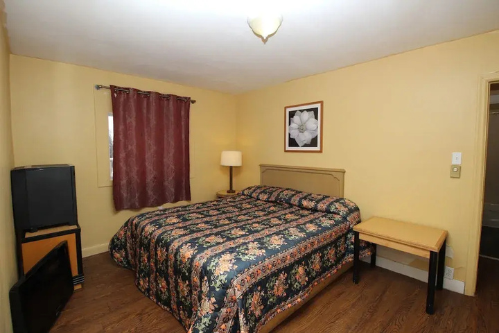 Room 4 of 8