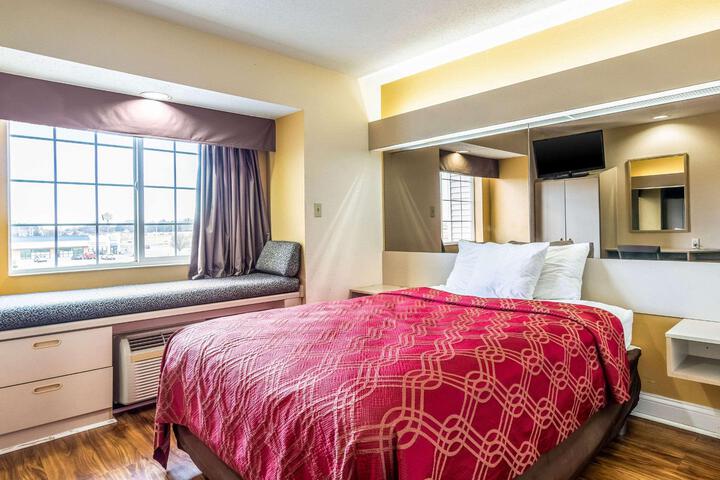 1 Queen Bed (10 of 16)