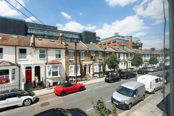Modern Spacious Home in Well Connected Hammersmith