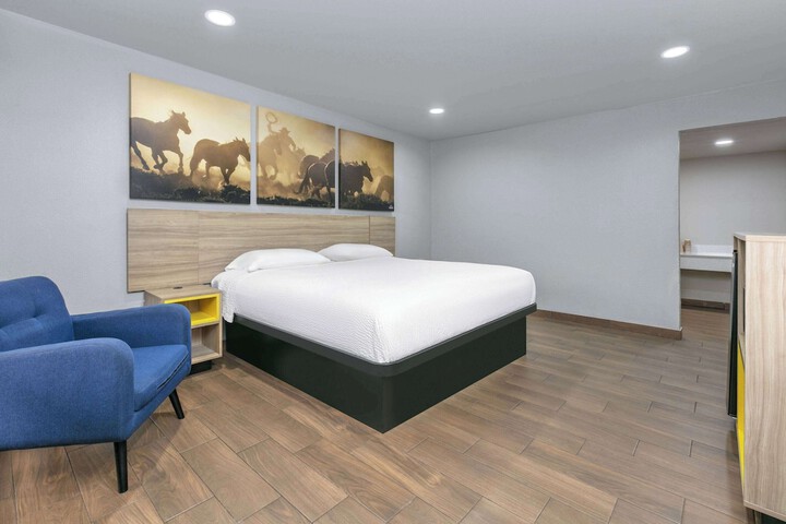 1 King Bed (1 of 4)