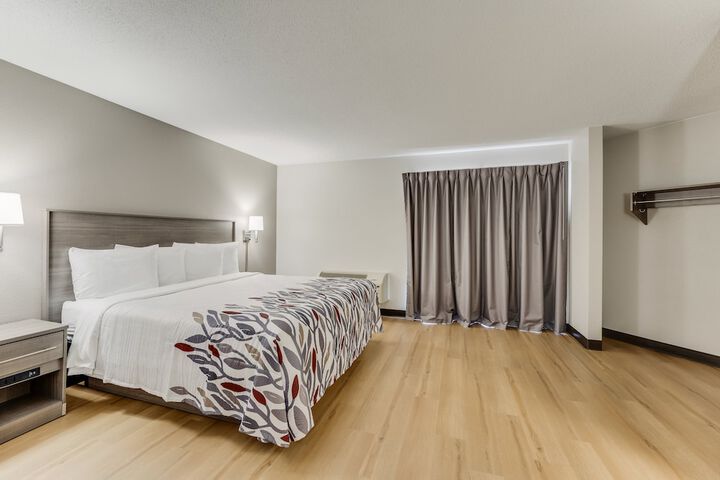 Standard King Bed Accessible (4 of 24)